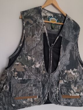 Cabela's Camo Hunting Vest with Multiple Pockets